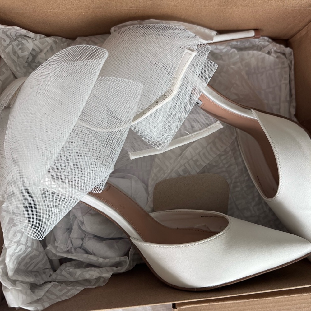 Valenteen Steve Madden White Bow Heels size 8